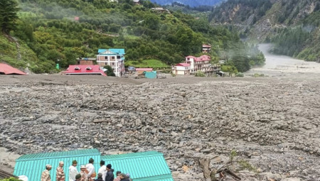 Najmanje četiri osobe su poginule, a desetine se vode kao nestale u poplavama i klizištima koje su pogodile indijsku državu Utarakhand na Himalajima