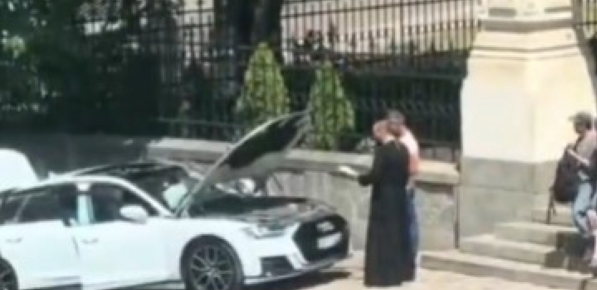 sveštenik blagosilja auto