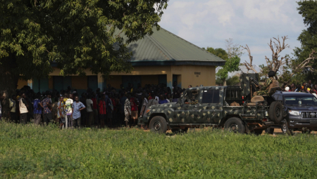 Naoružani ljudi oteli su najmanje 45 žena i dece tokom noćnih racija u pet sela u državi Zamfara, na severozapadu Nigerije, saopštili su lokalni zvaničnici i svedoci