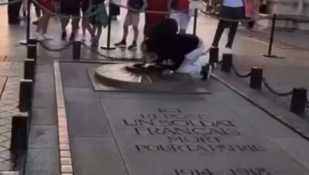 Francuska policija uhapsila je muškarca osumnjičenog za skrnavljenje Groba neznanog vojnika ispod Trijumfalne kapije u Parizu, nakon što je na društvenim mrežama objavljen snimak na kojem se vidi kako prilazi večnoj vatri da bi zapalio cigaretu