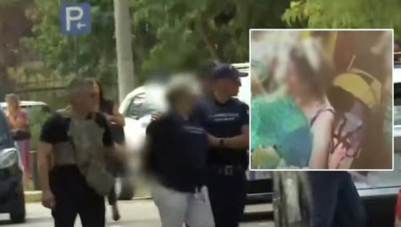 Majka trogodišnje devojčice optužena za ubistvo tvrdi da je dete umrlo od nesreće u kupatilu, a da je u panici ostavila telo na plaži. Detalji sa saslušanja i istrage u Atini.