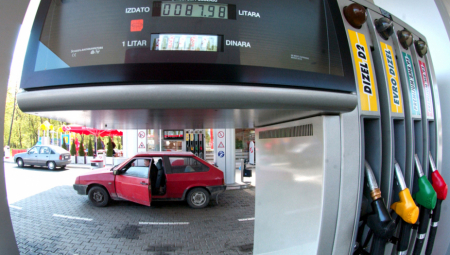 Vozači često zaborave ili ne znaju da postoji malo skriveno dugme koje poseduje skoro svaki automobil i koje može značajno da smanji potrošnju goriva