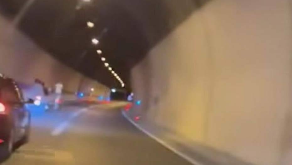 Vozi trotinet u tunelu