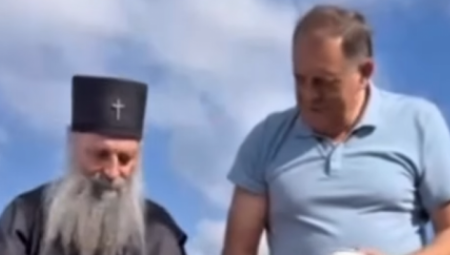 Dodik in patriarh Porfirije skupaj nabirala borovnice na Jahorini