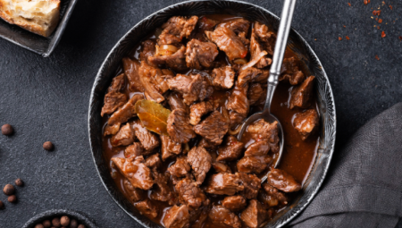 Slavni kuvar otkrio tajnu najukusnijeg gulaša: Trik zbog kojeg je meso sočno i mekano