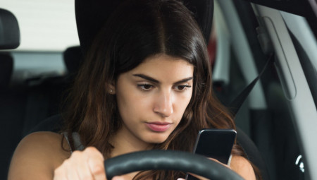 Reprezentativka Srbije u odbojci Hena Kurtagić istakla je u zajedničkoj instagram objavi Ministarstva unutrašnjih poslova i Odbojkaškog saveza Srbije da gledanje u telefon za vreme vožnje povećava rizik od saobraćajne nesreće i do 20 puta