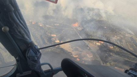 Helikopter „Kamov“ MUP-a Srbije treći dan gasi požare u Crnoj Gori, izbacivši 210 tona vode. Posada predvođena Daliborom Markovićem provela je 20 sati u vazduhu u borbi sa stihijom.