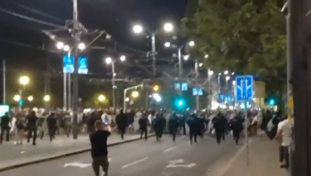 Na snimku se vidi kako policija uspostavlja kordon u Nemanjinoj, a blokaderske ustaše panično beže pred zakonom i redom.