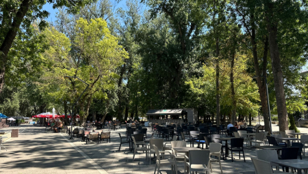 Prava drama odigrala se na gradskoj plaži u Čačku, kada je mladić naočigled velikog broja prolaznika i gostiju upao u kafić i počeo da maše pištoljem i razbija inventar lokala