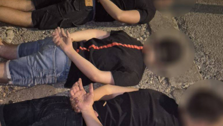 Policijski službenici PU za grad Beograd uhapsili su, zbog narušavanja javnog reda i mira i napada na policijske službenike, tri lica