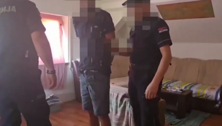 P. O. (38) iz Vrbasa uhapšen je zbog sumnje da je u utorak na neprijavljenom skupu na trgu u Vrbasu gađao kamenjem učesnike skupa SNS, saznaje Alo!