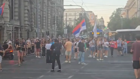Blokaderski protesti kulminirali su opasnim maršem do zgrade Generalštaba u Beogradu, jasno otkrivajući cilj – udar na srpsku vojsku i destabilizaciju države. Neredi, nasilje i planirano rušenje Srbije sada su potpuno razotkriveni.