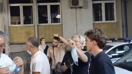 Užički blokaderi su se večeras okupili ispred zgrade Skupštine grada Užica, a potom su otišli do Policijske uprave u Užicu