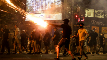 U trenutku kada ministar pravde, ali i predsednik države, Aleksandar Vučić,  javno iznose stav da poslednja dešavanja na ulicama Srbije nose sve elemente terorizma, nijedna institucija tužilačkog sistema nije lično, imenom i prezimenom reagovala, kao što bi trebalo