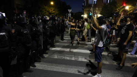 Blokaderski botovi na društvenim mrežama šire mržnju i direktno pozivaju na nasilje nad policijom i njihovim porodicama, ugrožavajući javni red i bezbednost.