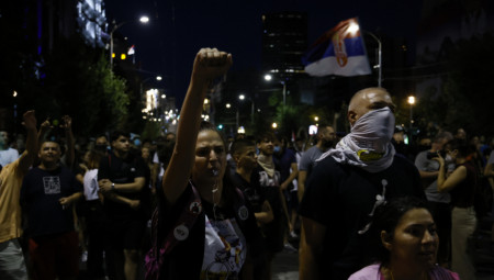 Blokaderi koji su sredu i četvrtak vršili brutalno nasilje nad policijom i uništavali prostorije Srpske napredne stranke ponovo se okupljaju večeras.