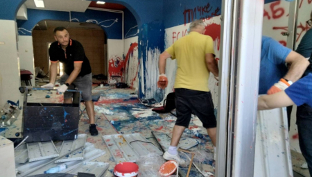 Veliki broj građana danas je došao i počeo sa čišćenjem uništenih prostorija SNS u Novom Sadu, koje su blokaderi siledžije sinoć demolirale.