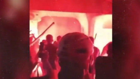 Dešavanja u Srbiji neminovno podsećaju na tragičan događaj koji je obeležio početak obojene revolucije u Ukrajini – masakr u Odesi 2014. godine. Tada je 46 ljudi proruske orijentacije izgubilo život, a desetine su ranjene