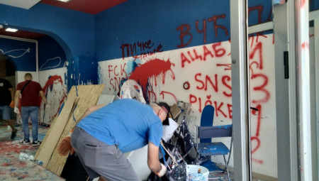 Prostorije u Novom Sadu ponovo su sinoć bile meta blokaderskih hordi zla i bezumlja