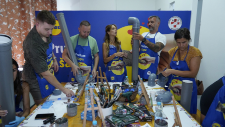 U susret Međunarodnom danu napuštenih životinja, koji se obeležava svake treće subote u avgustu,  kompanija Lidl je donirala tonu hrane i grickalica za mačke udruženju za spasavanje životinja Animal Rescue Serbia (ARS). Pored toga, s ciljem podizanja svesti o udomljavanju, zajedno sa ARS-om, organizovala je druženje javnih ličnosti sa macama u prihvatilištu kroz kampanju „Pružam ti šapu“.