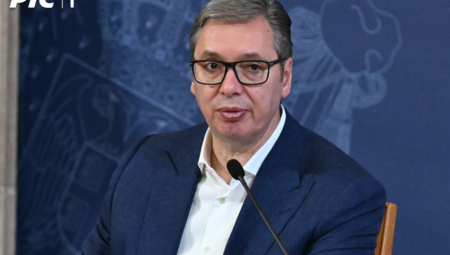 Predsednik Srbije Aleksandar Vučić gostuje večeras u Dnevniku 2 na RTS 1 u 19.30 časova i govori o haosu i nasilju koje izazivaju blokaderske grupe, merama države za zaštitu javnog reda i sigurnosti građana.