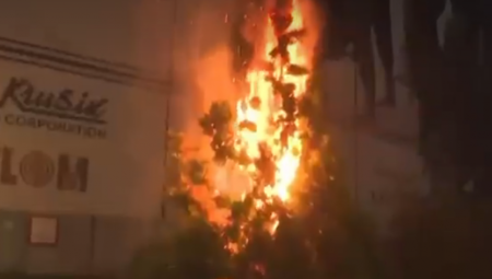 U Ulici Kneza Miloša i Nemanjinoj demonstranti su večeras ponovo napali policiju i na njih bacali pirotehnička sredstva i druge predmete, a policija je intervenilasa i potisnula ih ka Slaviji, a bačen je i suzavac.