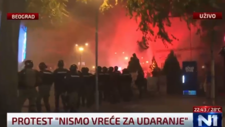 N1 sama potvrđuje da blokaderski teroristi napadaju policiju pirotehnikom, hemijskim sredstvima i staklenim klikere, dok uniformisani pripadnici reda mirno održavaju javni red i mir. Mediji pokušavaju da minimizuju brutalnost nasilnika.