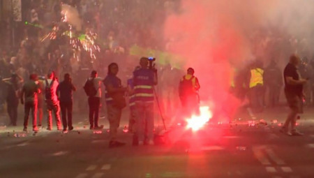 Četiri dana nasilnih protesta blokadera donela su Srbiji motke, kamenice, zapaljene kontejnere i krvave glave. Povređeno je 127 policajaca, dok huligani šire laži o „policijskoj brutalnosti“.