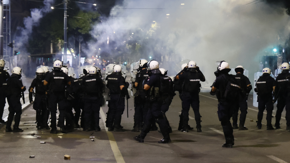 Napad blokadera na policiju u Beogradu