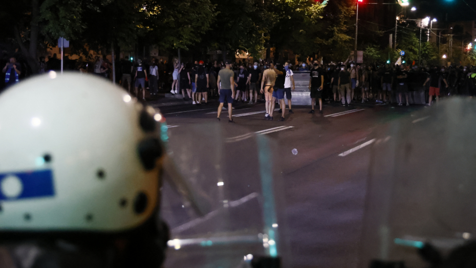 Napad blokadera na policiju u Beogradu