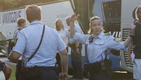 Najmanje jedna osoba je poginula, a 27 je povređeno kada je putnički voz udario u cisternu i iskliznuo iz šina na jugu Danske, saopštila je danas policija.