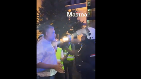 Pukovnik Radoslav Repac pokazuje profesionalnost i mir tokom razgovora sa Zdravkom Jankovićem i maskiranim huliganima. Dok policija brani red, Janković se povlači i pokušava da skuplja političke poene. Pogledajte snimak i sami procenite razliku.