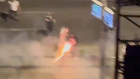 Blokaderi su sinoć nasiljem i paljevinama pokušale da unesu haos u Beograd, pucajući po policiji i paleći objekte. Njihov cilj je, prema svemu sudeći, da prestonicu sravnaju sa zemljom, po uzoru na Drezden 1945. godine. Policija i dalje štiti građane od divljačkog plana blokadera.