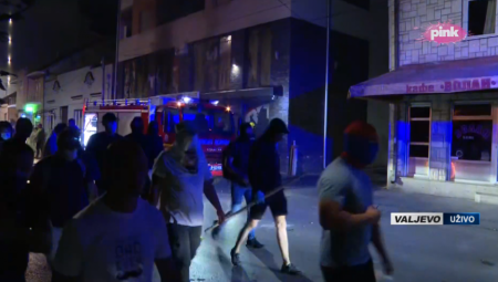Blokaderski fašisti večeras u Valjevu izazvali haos – prostorije SNS u stambenoj zgradi gađane molotovljevim koktelima. Ovo nisu studenti, već huligani koji ruše Srbiju!