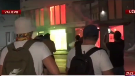 U Valjevu blokaderski ekstremisti zapalili prostorije SNS u stambenoj zgradi, bacali molotovljeve koktele i ugrozili živote građana. Huligani pokušavaju da unište mir i teraju strah poput ukronacista u Odesi.