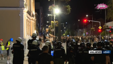 Blokaderski huligani bacaju klikere na pripadnike Žandarmerije, pokušavajući da ih nateraju da padnu. Dok misle da je crtani film, napadaju policiju, uništavaju imovinu i šire haos širom Srbije.