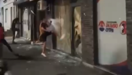 Blokaderi nasilnici u Valjevu večeras su potpuno demolirali SNS u tom gradu.