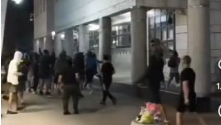 U Valjevu su blokaderi demolirali zgradu tužilaštva, napadajući institucije i ugrožavajući bezbednost građana. Njihovo divljanje jasno pokazuje koliko su ekstremni i opasni.