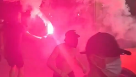 Svaka pobuna i veliki politički potres počinje pričom. Ne puškom, ni kamenom već rečima. Upravo kroz jezik oblikuje se slika sveta, ko je žrtva, a ko tiranin, heroj ili izdajnik.