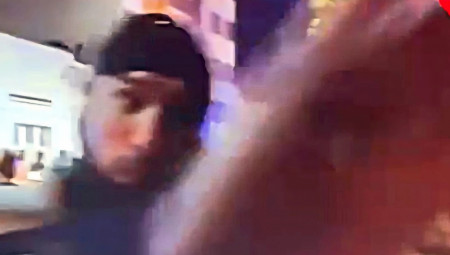 Tokom sinoćnjeg uživo prenosa iz Valjeva mogla se čuti rečenica iz naslova. Dok snimatelj hoda ka vatrogasnom vozilu koje pokušava da ugasi vatru u prostorijama SNS koje su blokaderi tokom protesta zapalili, on snima blokadere koji trče ka vozilu, pišu mediji.