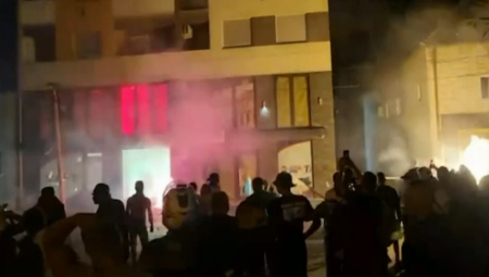 Stručnjaci koji analiziraju bezbednosnu situaciju upozoravaju da nije reč o spontanom okupljanju nezadovoljnih građana