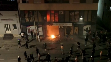 Sinoć je, četvrtu noć zaredom, nastavljen divljački pohod blokadera - ulični haos praćen nasiljem, paljenjem, lomljenjem i rušenjem, a u brutalnom napadu na policiju povređen je jedan pripadnik Žandarmerije, prema najnovijim informacijama