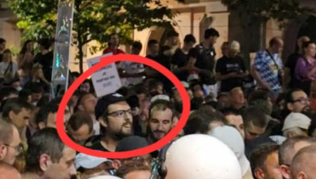 Zaradi napada na policijo aretirali tviteraša "Kristal Met Dejmon"