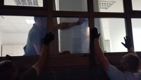 Brzom i odlučnom reakcijom Ministarstva pravde, stvoreni su uslovi da nadležno javno tužilaštvo u Valjevu i prekrsajni sud intenzivira procesuiranje svih počinilaca nasilja, bez izuzetka, čime je država još jednom pokazala da nasilnici ne mogu i neće sprečiti rad institucija Republike Srbije.