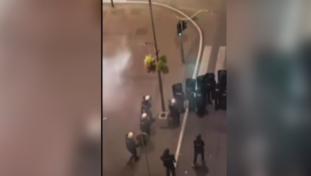 Blokaderi i su subotu uveče gađali policiju u Valjevu molotovljevim koktelima i drugim zapaljivim sredstvima i pokušali bukvalno da ih žive spale.