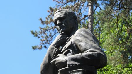 Pored državne ceremonije kojom se odavanjem počasti i polaganjem venaca na spomenik dr Arčibalda Rajsa u Topčiderskom parku tradicionalno obeležeava godišnjica smrti ovog prijatelja Srbije „za sva vremena“, počast dr Rajsu odata je i polaganjem venaca na njegovo poslednje počivalište na Topčiderskom groblju u Beogradu.