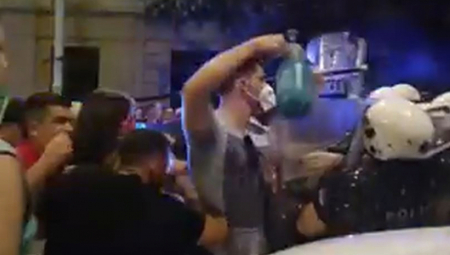 Na društvenim mrežama pojavio se snimak u kojem se, kako se navodi, vide blokaderi teroristi dok pripadnike policije polivaju benzinom, pokušavajući da ih zapale!