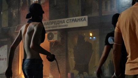 Svakih desetak dana vlasnik Željko Mitrović i njegov tim inženjera nam prikažu neko novo čudo tehnike koje može da leti. Ubi se čovek da nas ubedi da je ne samo na Balkanu već i šire, upravo on lider u proizvodnji dronova koji mogu da snimaju, bacaju bombe, ispaljuju rakete... rešavaju ratove. Iz onog što se da videti, očigledno je da je vlasnik televizije Pink radi proizvodnje dronova angažovao ne samo ozbiljne stručnjake već i ozbiljne pare