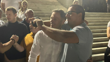 Ministri Vlade Srbije došli su sa narodom večras ispred parlamenta.