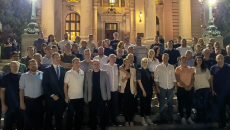 Ministar finansija Siniša Mali sa ostalim ministrima i čelnicima došao je ispred Skupštine sa narodom.